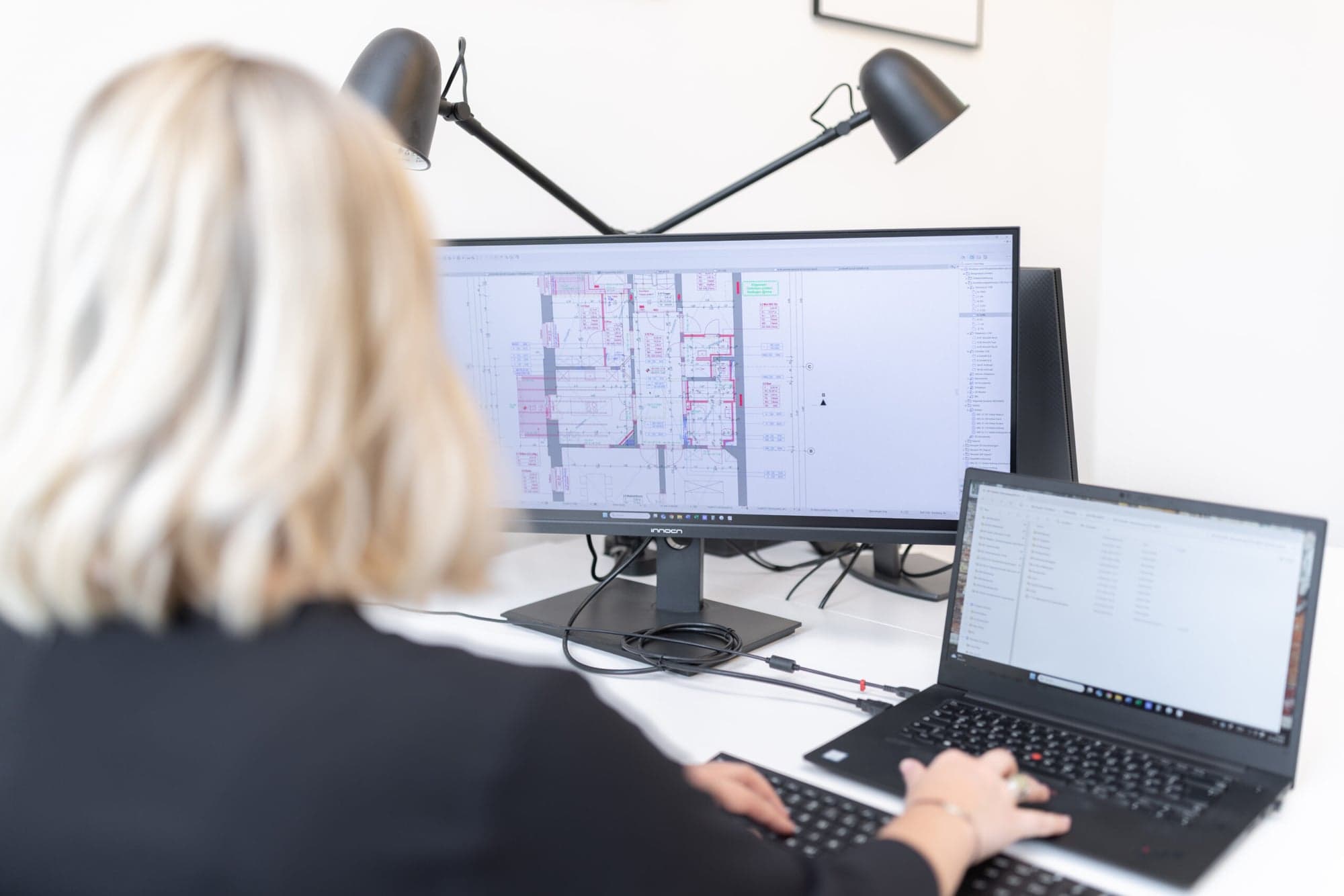 Architektin arbeitet an CAD-Ausführungsplänen am Bildschirm – Ausführungsplanung fbnSTUDIO