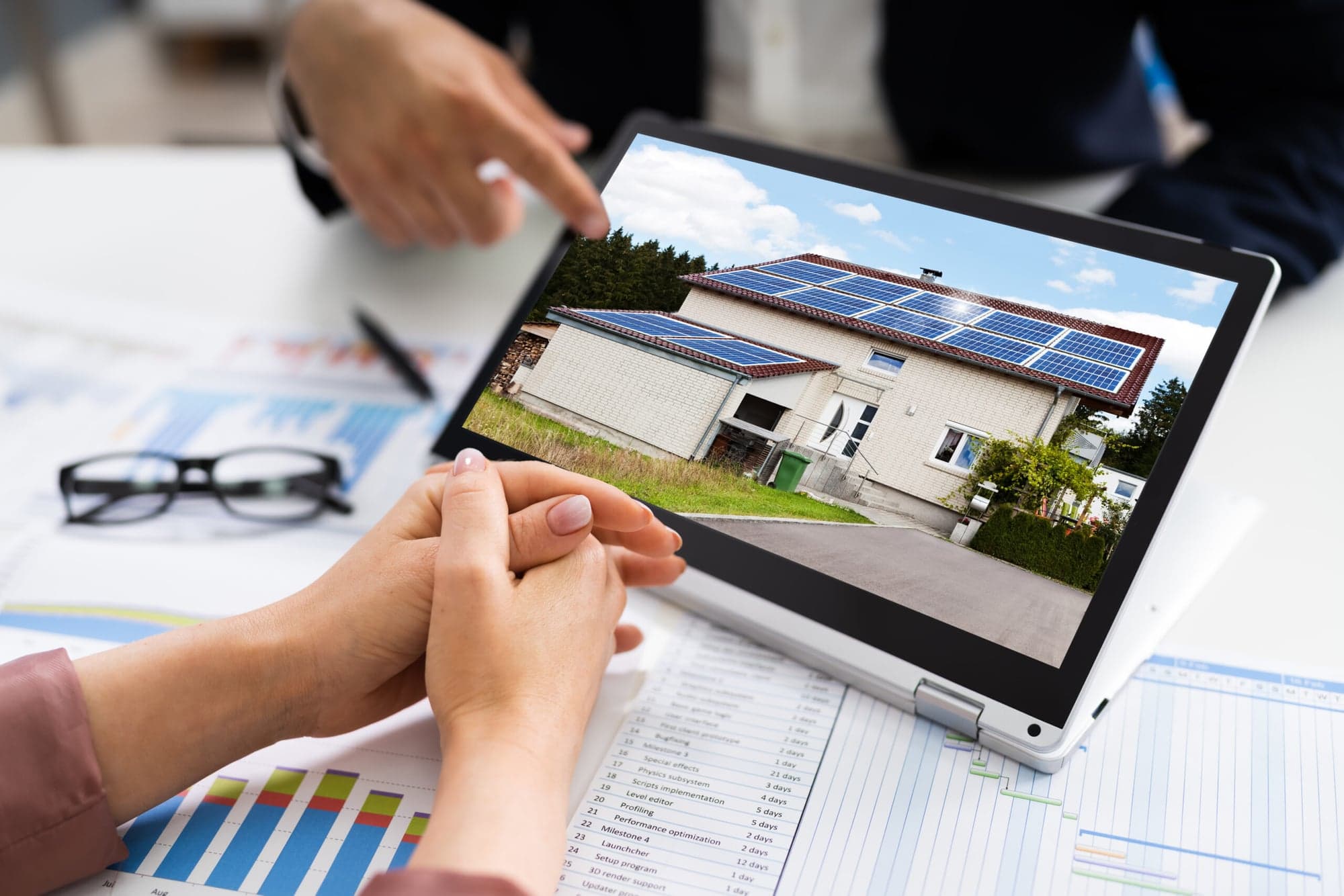 Bauberatung mit Laptop und Gebäudeanalyse – Beratung im Bau- und Immobilienwesen Wiesbaden